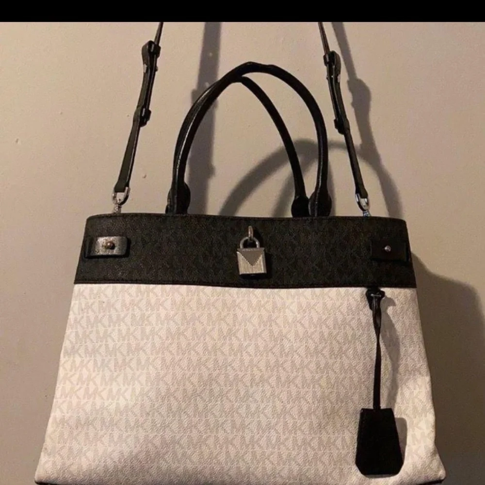 Michael Kors purse - Picture 3 of 10